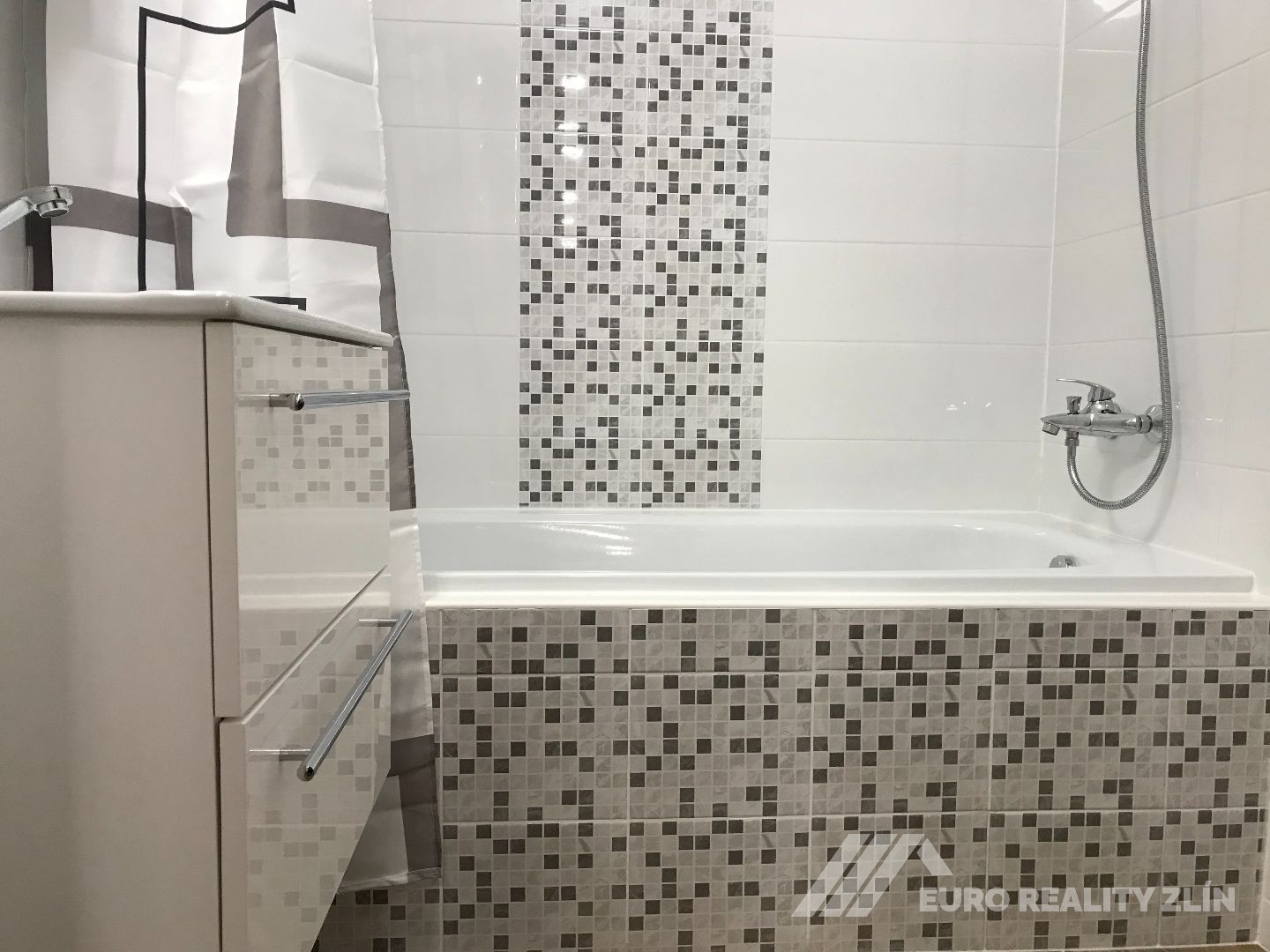 2+1 BENEŠOVO NÁBŘEŽÍ 64M2