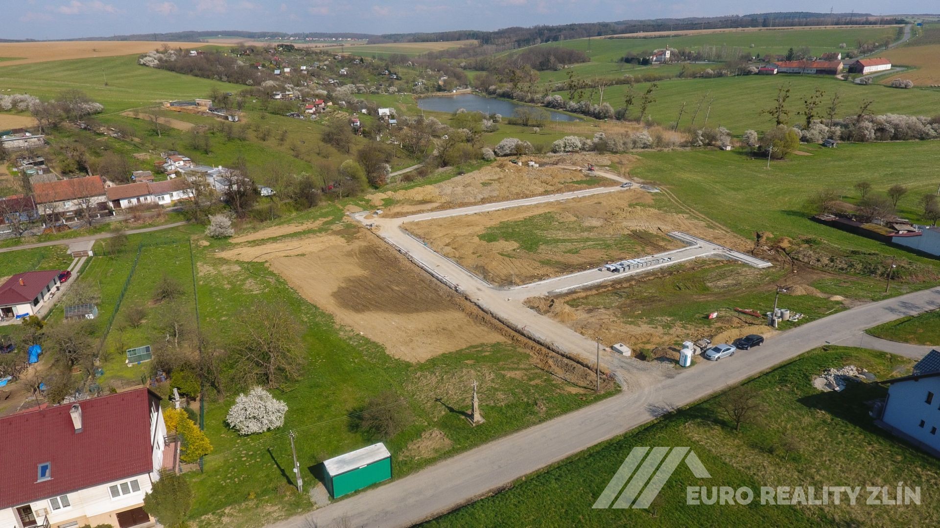 STAVEBNÍ POZEMEK POHOŘELICE 980m2