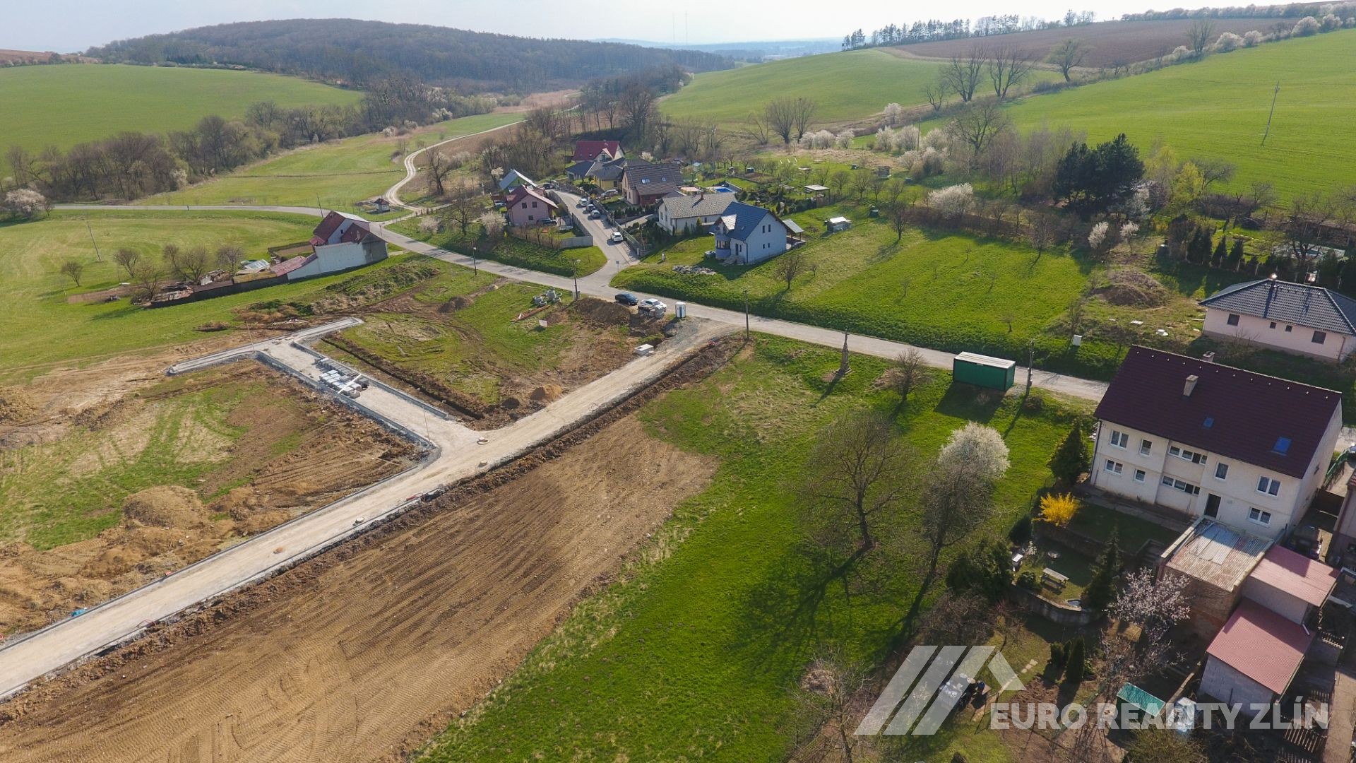 STAVEBNÍ POZEMEK POHOŘELICE 980m2