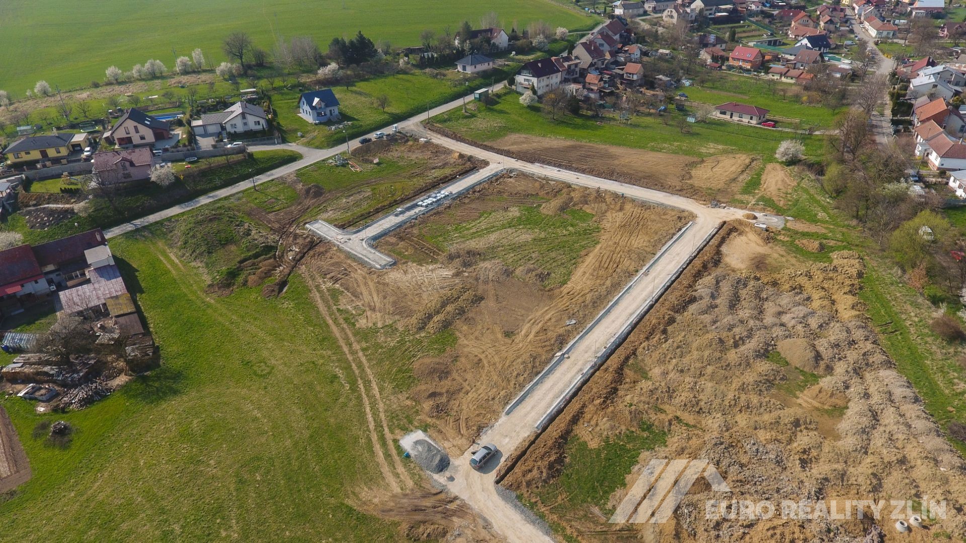 STAVEBNÍ POZEMEK POHOŘELICE 980m2