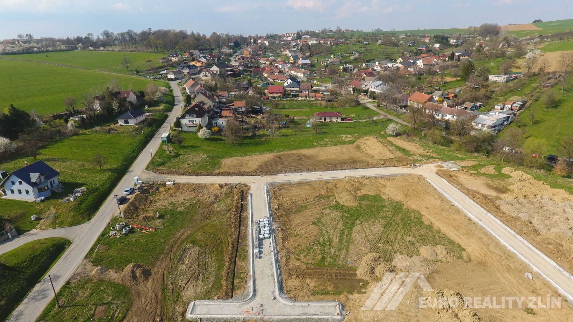 STAVEBNÍ POZEMEK POHOŘELICE 980m2