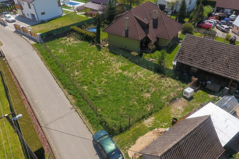 STAVEBNÍ POZEMEK LUKOV 447m2