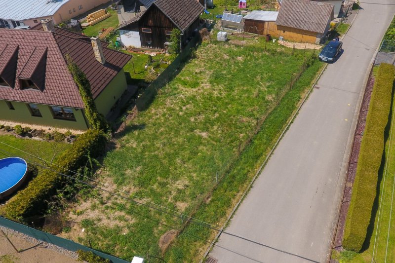 STAVEBNÍ POZEMEK LUKOV 447m2