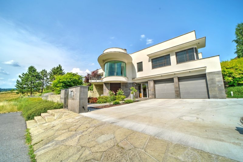 NADSTANDARDNÍ VILA MLADCOVÁ