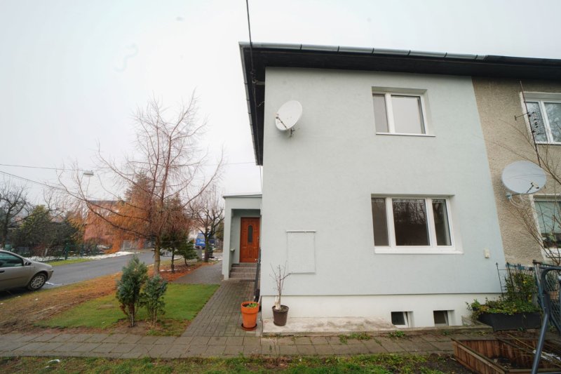 PŮLDOMEK  S GARÁŽÍ A PŘÍSTAVBOU OTROKOVICE