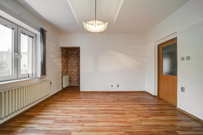 PŮLDOMEK  S GARÁŽÍ A PŘÍSTAVBOU OTROKOVICE