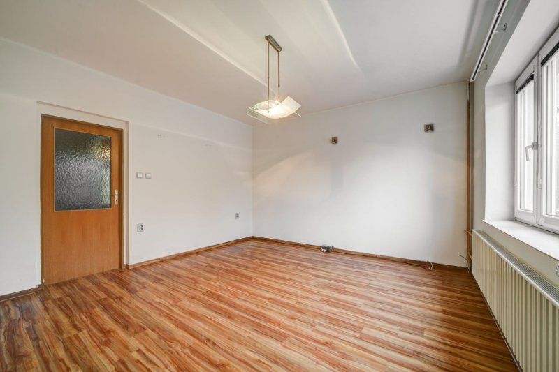 PŮLDOMEK  S GARÁŽÍ A PŘÍSTAVBOU OTROKOVICE