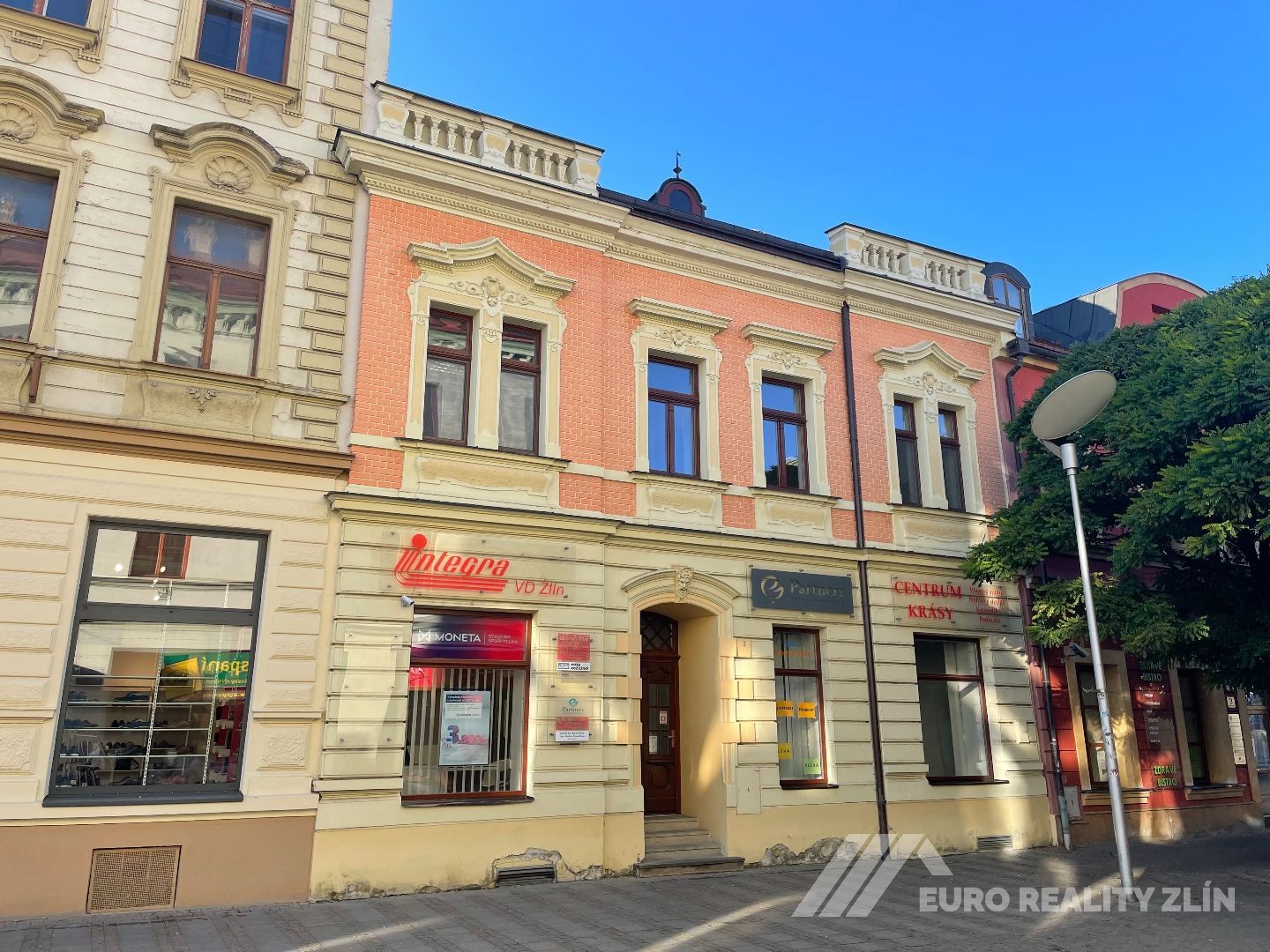 VÍCEÚČELOVÁ BUDOVA V CENTRU MĚSTA UH.HRADIŠTĚ