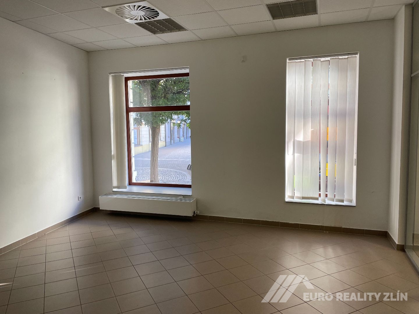 VÍCEÚČELOVÁ BUDOVA V CENTRU MĚSTA UH.HRADIŠTĚ