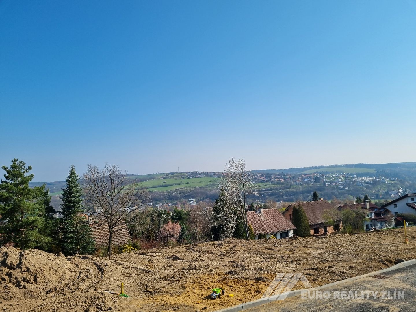 ATRAKTIVNÍ POZEMEK BONĚCKO 577m2 NA VÝSTAVBU RODINNÉHO DOMU