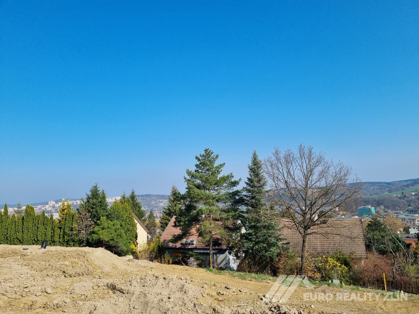 ATRAKTIVNÍ POZEMEK BONĚCKO 577m2 NA VÝSTAVBU RODINNÉHO DOMU