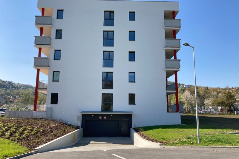 1+KK NOVOSTAVBA S TERASOU A VÝHLEDEM, GARÁŽOVÉ STÁNÍ