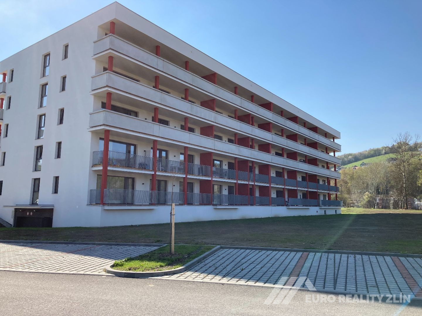 1+KK NOVOSTAVBA S TERASOU A VÝHLEDEM, GARÁŽOVÉ STÁNÍ
