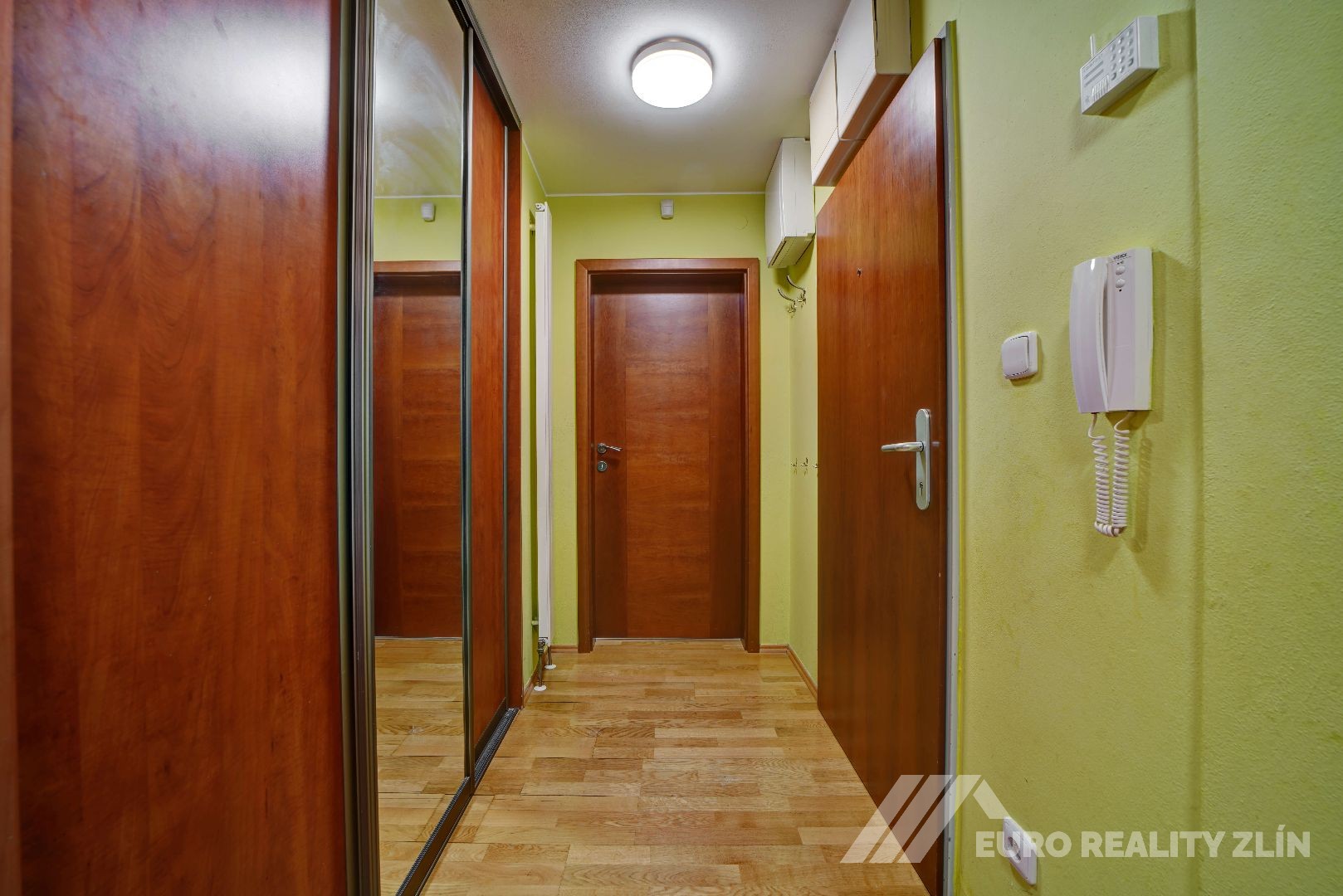 NADSTANDARDNÍ BYT 3+KK S TERASOU 33m2 A PARKOVÁNÍM