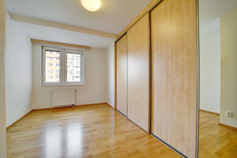 NADSTANDARDNÍ BYT 3+KK S TERASOU 33m2 A PARKOVÁNÍM