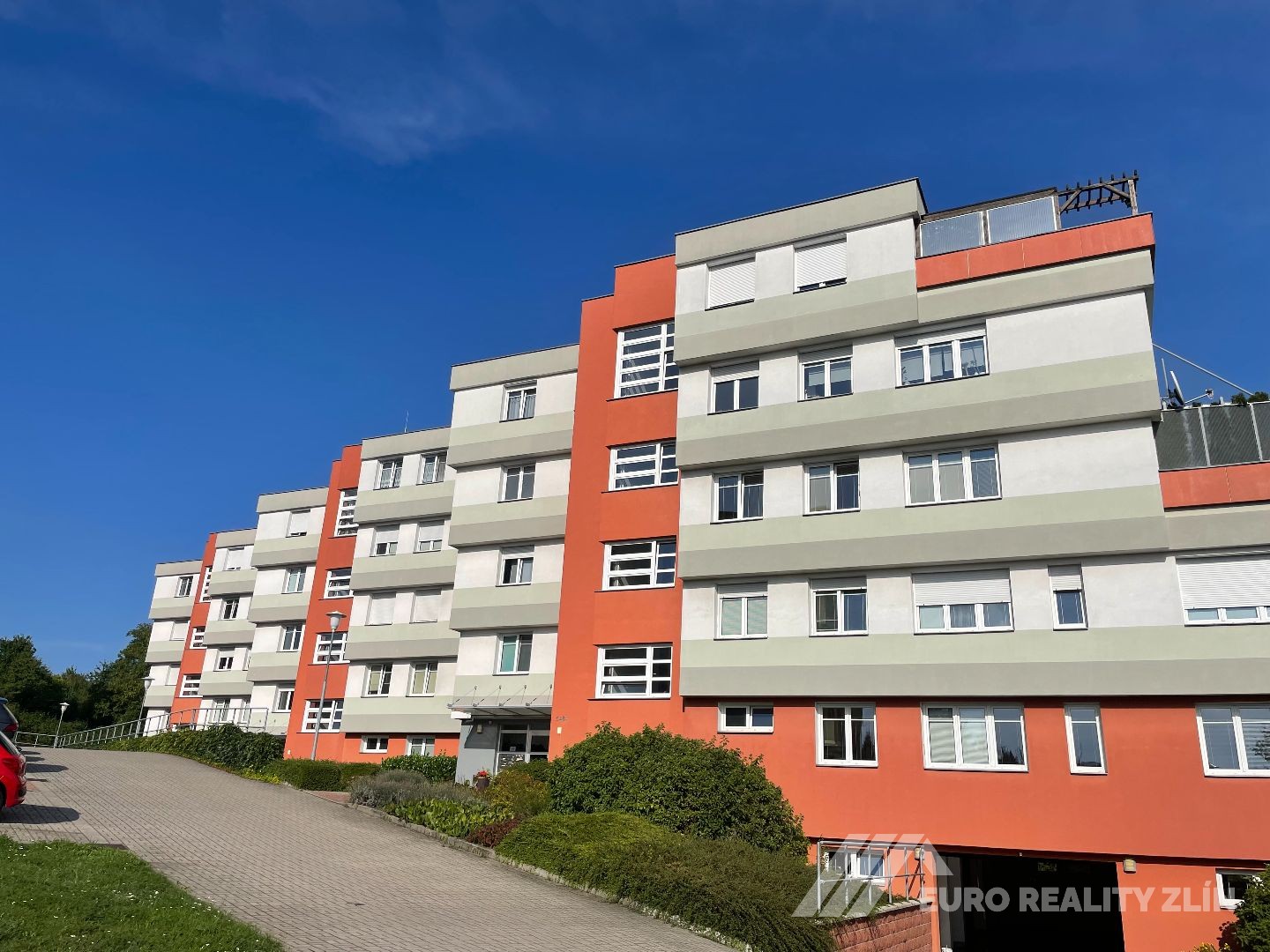NADSTANDARDNÍ BYT 3+KK S TERASOU 33m2 A PARKOVÁNÍM