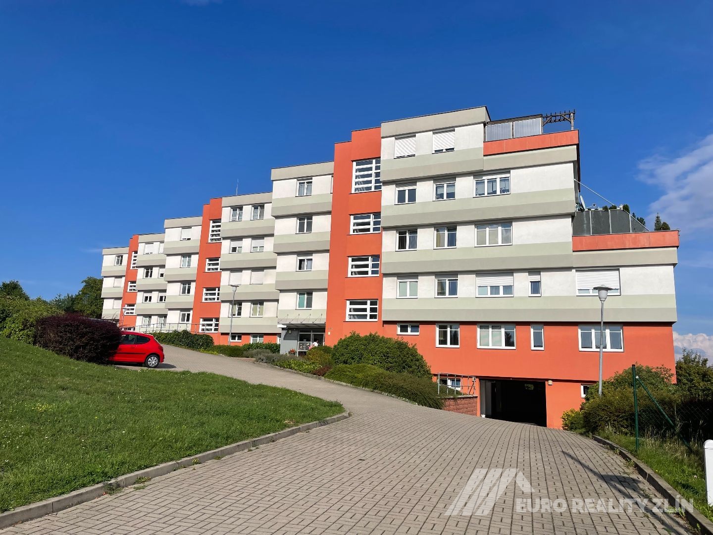 NADSTANDARDNÍ BYT 3+KK S TERASOU 33m2 A PARKOVÁNÍM