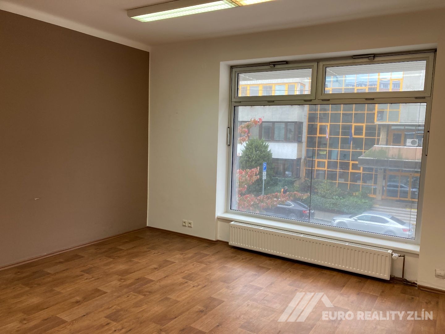 KOMERČNÍ PROSTORY  - ZARÁMÍ 50m2