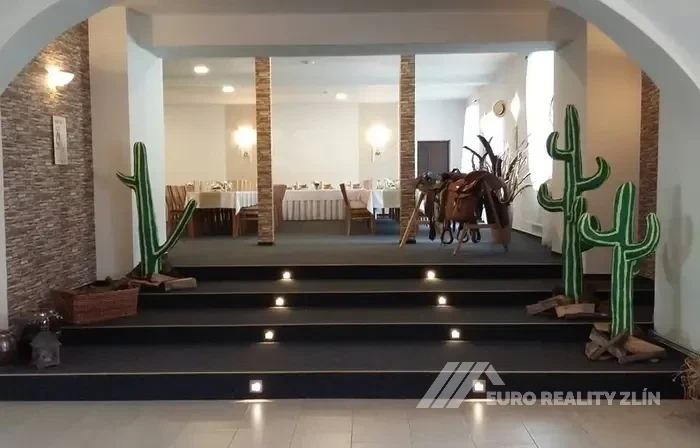 UBYTOVACÍ ZAŘÍZENÍ + RESTAURACE