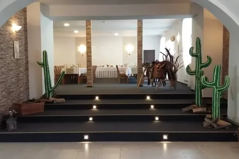 UBYTOVACÍ ZAŘÍZENÍ + RESTAURACE