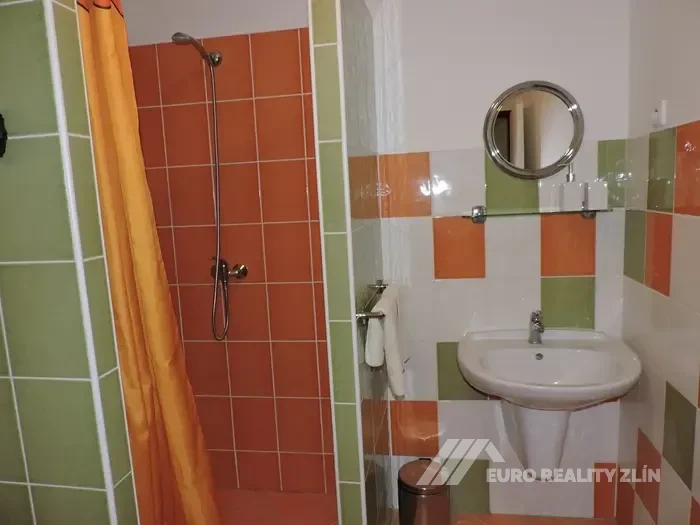 UBYTOVACÍ ZAŘÍZENÍ + RESTAURACE