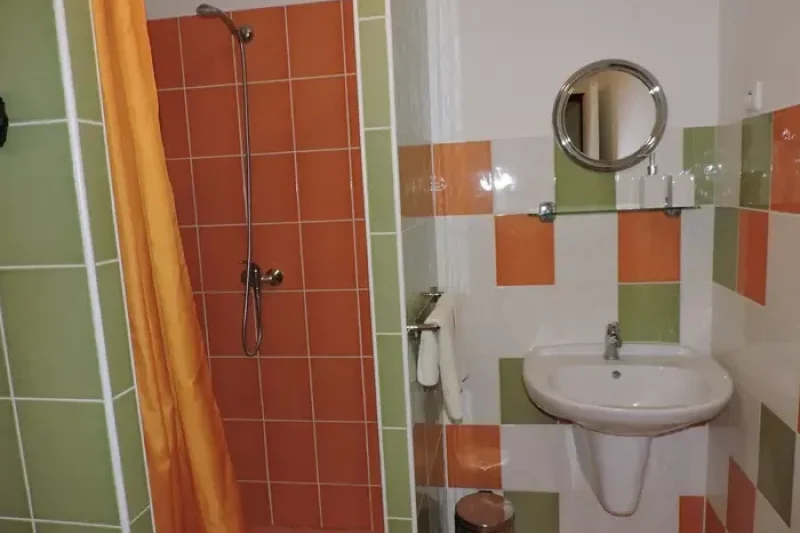 UBYTOVACÍ ZAŘÍZENÍ + RESTAURACE