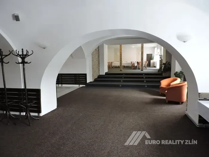 UBYTOVACÍ ZAŘÍZENÍ + RESTAURACE