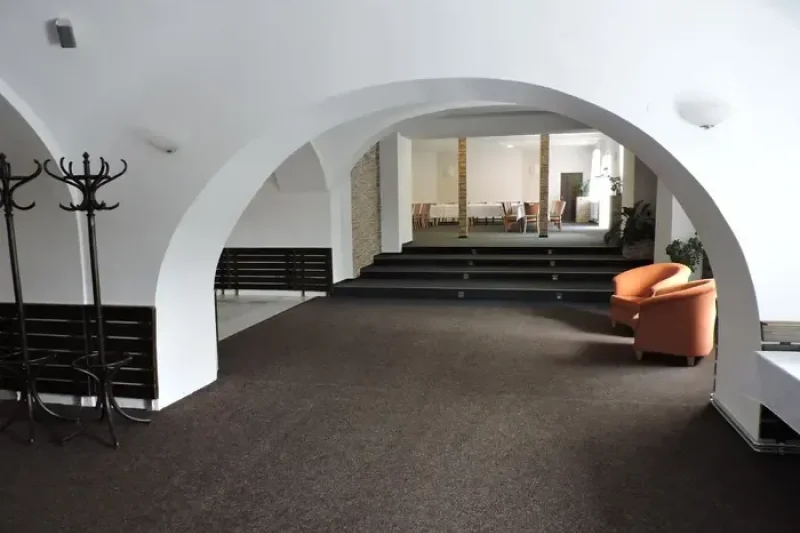 UBYTOVACÍ ZAŘÍZENÍ + RESTAURACE