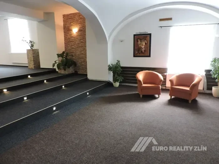 UBYTOVACÍ ZAŘÍZENÍ + RESTAURACE