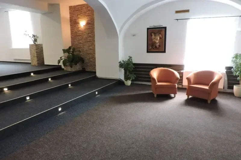 UBYTOVACÍ ZAŘÍZENÍ + RESTAURACE