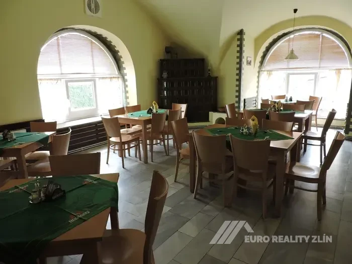UBYTOVACÍ ZAŘÍZENÍ + RESTAURACE