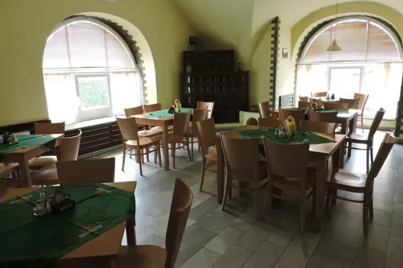 UBYTOVACÍ ZAŘÍZENÍ + RESTAURACE