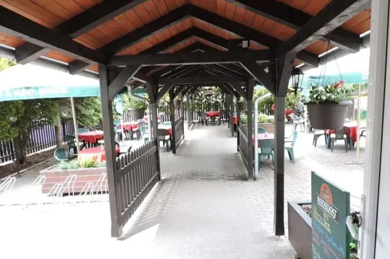UBYTOVACÍ ZAŘÍZENÍ + RESTAURACE