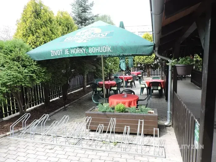 UBYTOVACÍ ZAŘÍZENÍ + RESTAURACE