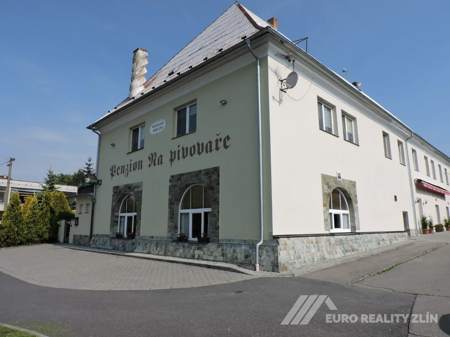 UBYTOVACÍ ZAŘÍZENÍ + RESTAURACE