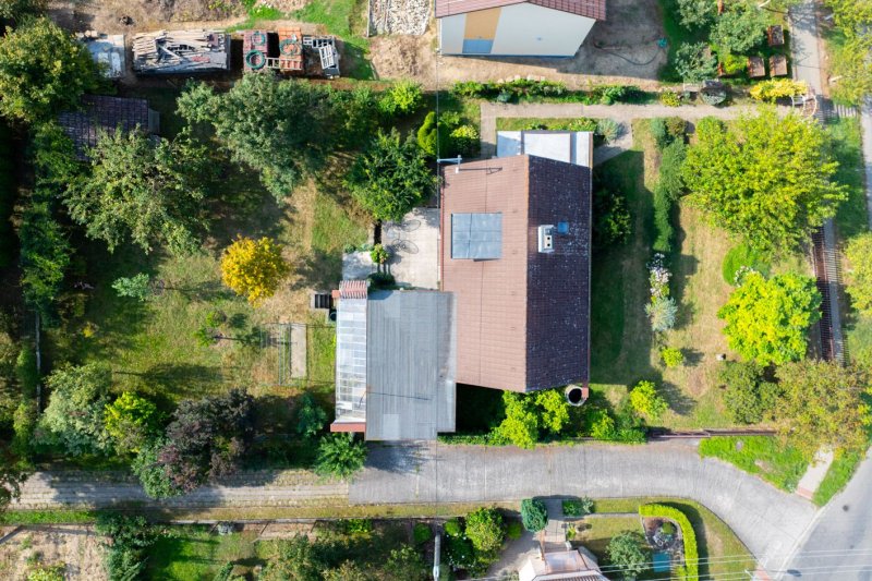 RD MALENOVICE S GARÁŽÍ A ZAHRADOU S VÝHLEDEM NA HRAD 