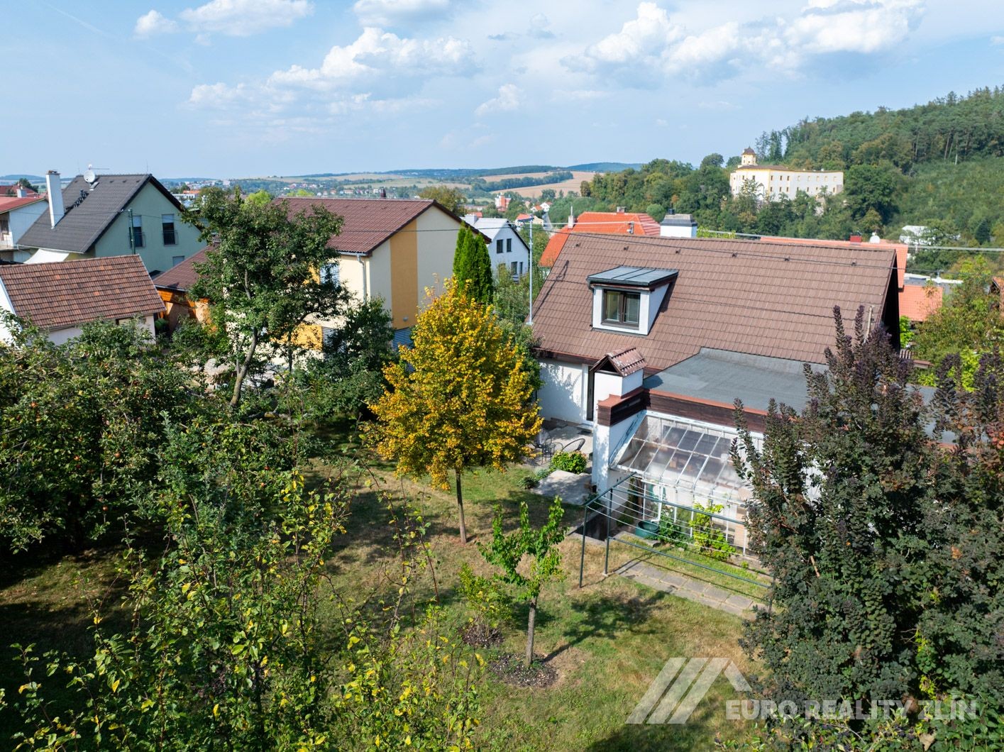 RD MALENOVICE S GARÁŽÍ A ZAHRADOU S VÝHLEDEM NA HRAD 