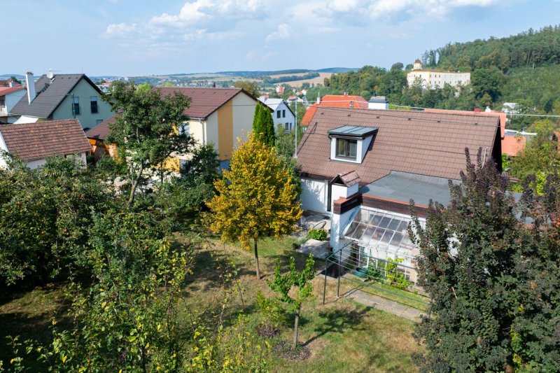 RD MALENOVICE S GARÁŽÍ A ZAHRADOU S VÝHLEDEM NA HRAD 