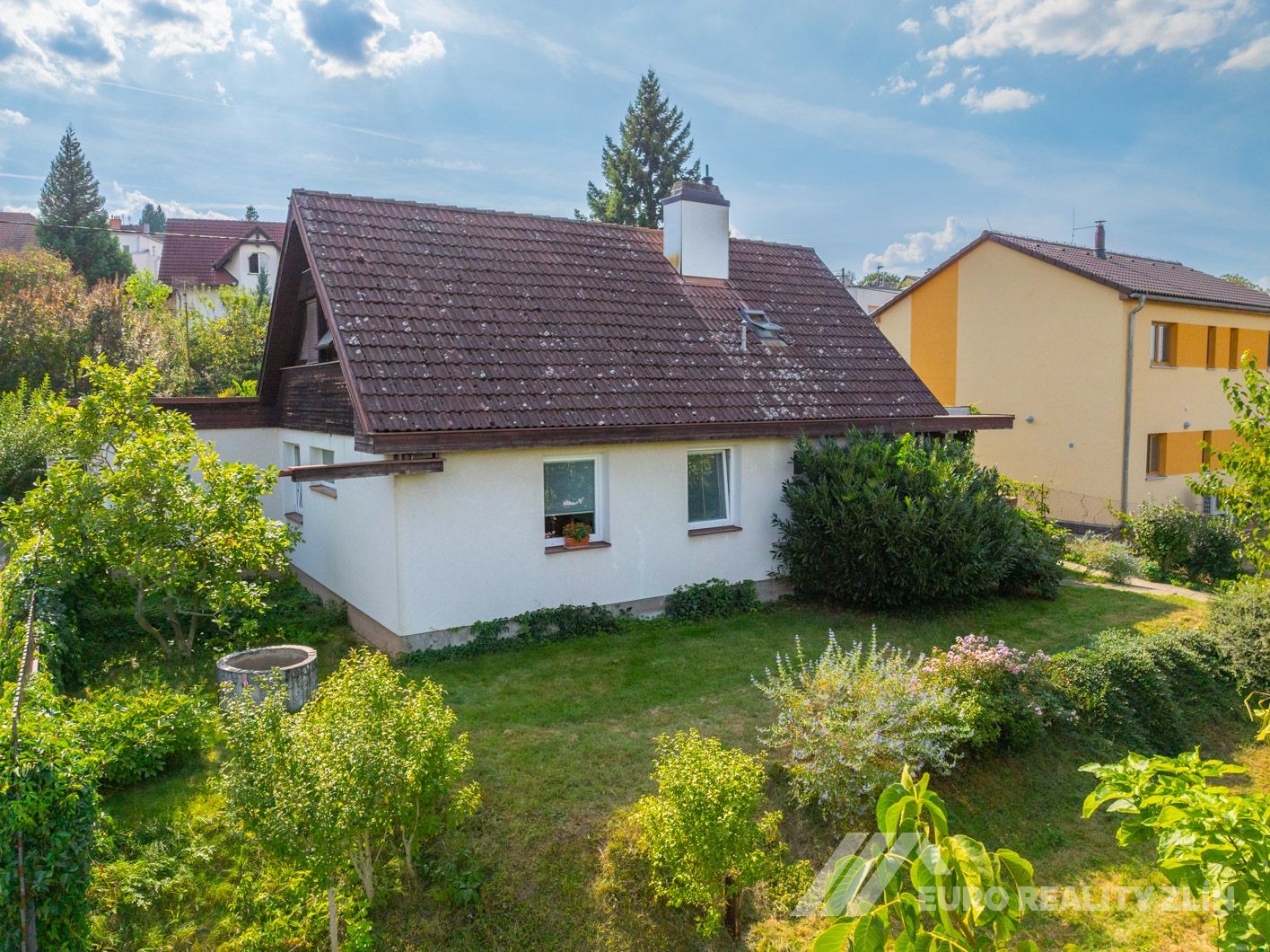 RD MALENOVICE S GARÁŽÍ A ZAHRADOU S VÝHLEDEM NA HRAD 