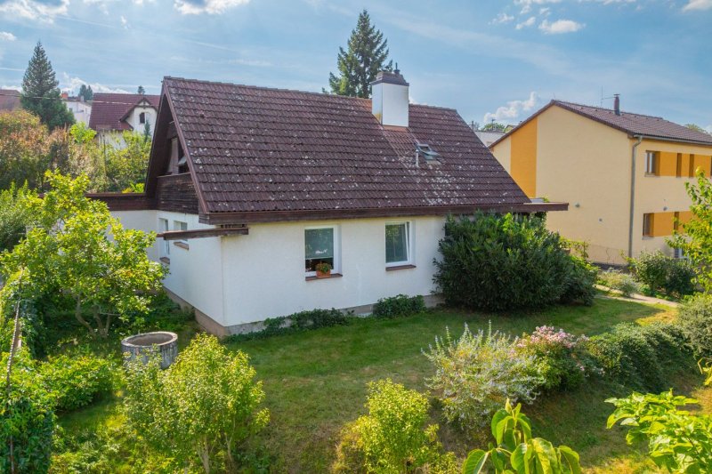 RD MALENOVICE S GARÁŽÍ A ZAHRADOU S VÝHLEDEM NA HRAD 