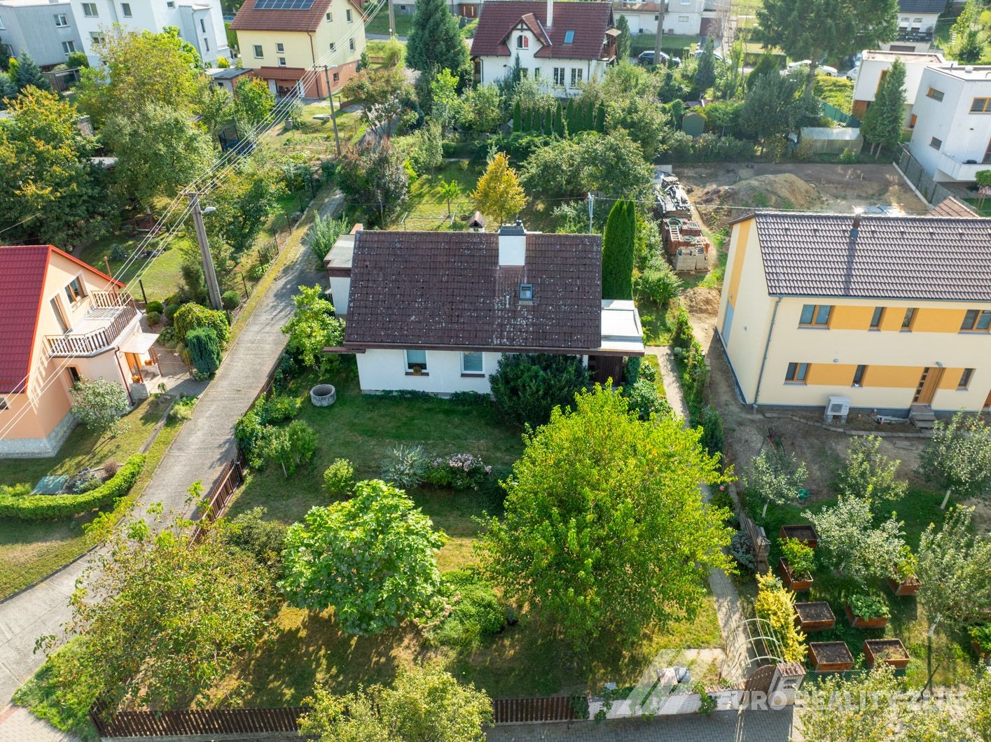 RD MALENOVICE S GARÁŽÍ A ZAHRADOU S VÝHLEDEM NA HRAD 