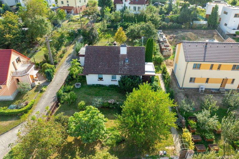 RD MALENOVICE S GARÁŽÍ A ZAHRADOU S VÝHLEDEM NA HRAD 