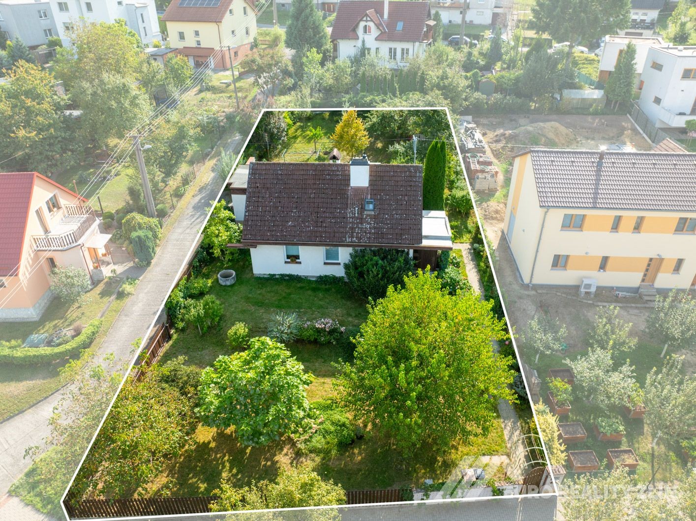 RD MALENOVICE S GARÁŽÍ A ZAHRADOU S VÝHLEDEM NA HRAD 