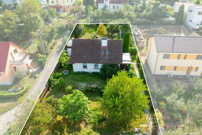 RD MALENOVICE S GARÁŽÍ A ZAHRADOU S VÝHLEDEM NA HRAD 