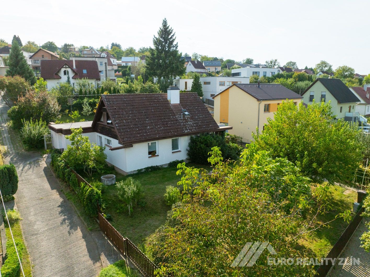 RD MALENOVICE S GARÁŽÍ A ZAHRADOU S VÝHLEDEM NA HRAD 