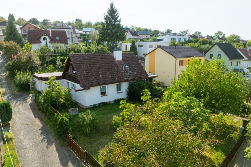 RD MALENOVICE S GARÁŽÍ A ZAHRADOU S VÝHLEDEM NA HRAD 