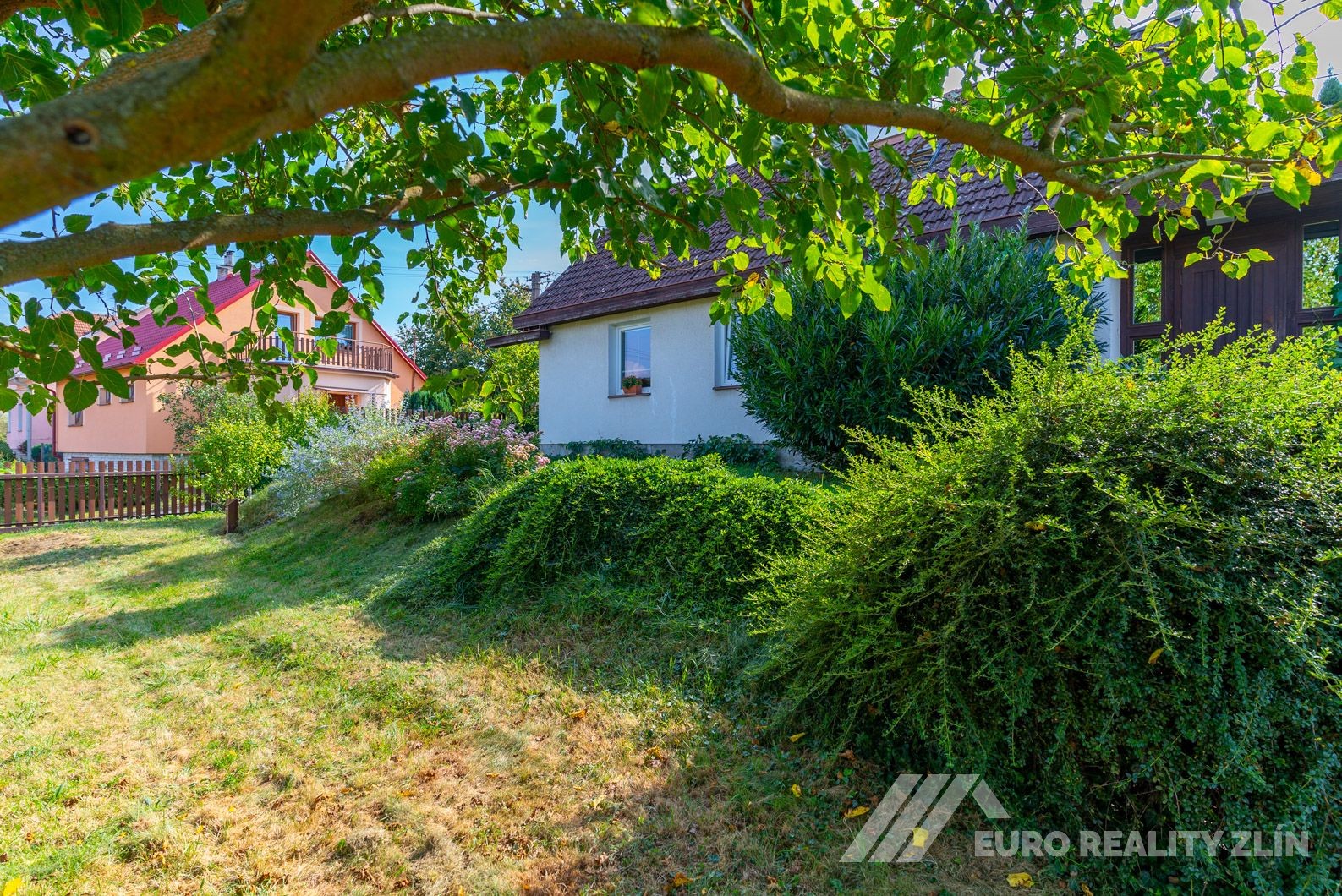 RD MALENOVICE S GARÁŽÍ A ZAHRADOU S VÝHLEDEM NA HRAD 