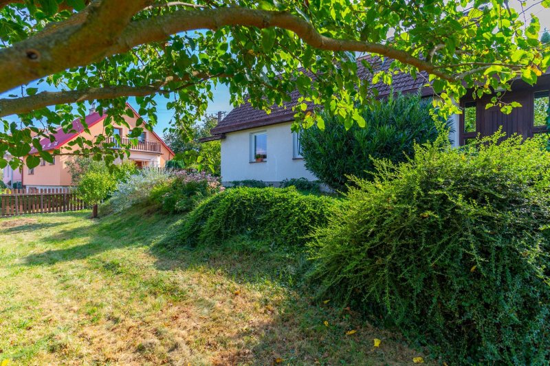 RD MALENOVICE S GARÁŽÍ A ZAHRADOU S VÝHLEDEM NA HRAD 