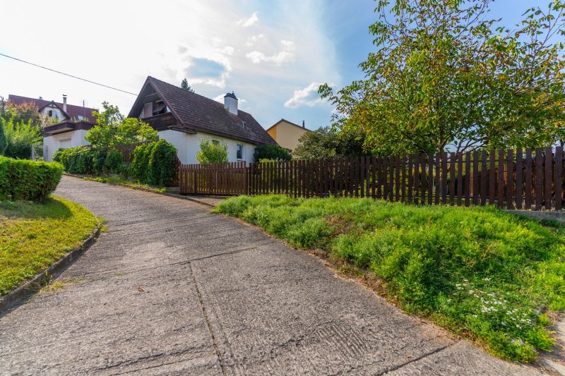 RD MALENOVICE S GARÁŽÍ A ZAHRADOU S VÝHLEDEM NA HRAD 