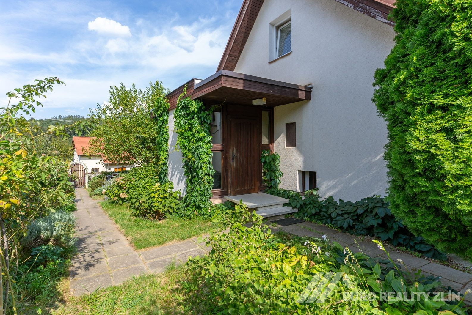 RD MALENOVICE S GARÁŽÍ A ZAHRADOU S VÝHLEDEM NA HRAD 